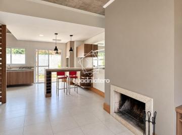 Casa · 110m² · 3 Quartos · 2 Vagas · Espaço para Viver Bem: Sobrado com Suíte, Lareira e Churrasqueira no Recanto de Portugal
