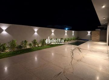 Casa · 360m² · 3 Quartos · 2 Vagas · Casa com 3 quartos sendo suíte disponível para venda no bairro Laranjeiras em Uberlândia-MG