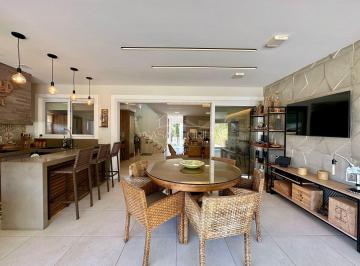 Casa · 251m² · 4 Quartos · 2 Vagas · Casa impecável com 4 quartos, sendo 2 suítes + escritório