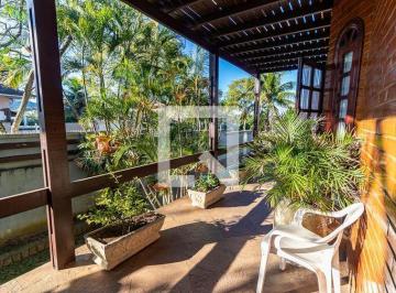 Sobre o imóvel: Casa completa somente a 2 quadras da melhor praia, com 4 quartos · Casa para Aluguel - Camboinhas, 4 Quartos, 390 m² - Niterói
