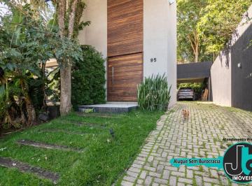 Casa · 280m² · 3 Quartos · 4 Vagas · Belíssima casa para locação no Taboão, 280m², Mobiliada, com 3 quartos e 4 vagas de garagem.