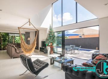 Casa · 280m² · 3 Quartos · 4 Vagas · Belíssima casa para locação no Taboão, 280m², Mobiliada, com 3 quartos e 4 vagas de garagem.