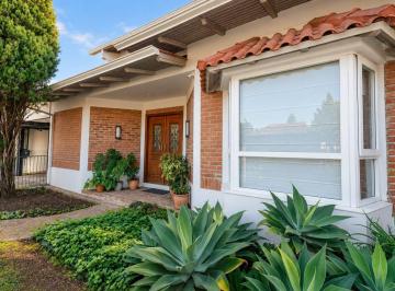 Casa · 239m² · 4 Quartos · 4 Vagas · Casa com Piscina, 4 Quartos e 2 Suítes, 4 vagas | 480 m²