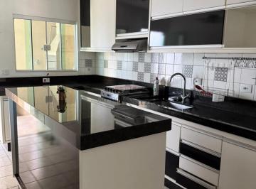 Casa de 3 quartos, Jacareí · Casa de 227 m² com 3 quartos à venda em Jardim Paraíso