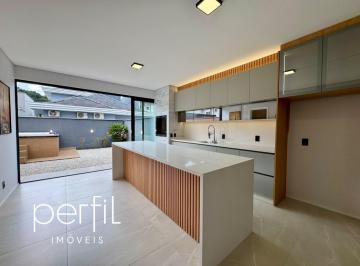 Foto 01 · Imperdível: Casa à venda em Joinville-SC, com 3 quartos, 3 suítes, 2 salas e 172m² de área!