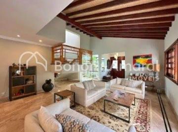 Casa · 821m² · 5 Quartos · 6 Vagas · "Luxuosa Residência de 822m² com Suítes Master, Área de Lazer Completa e Acabame