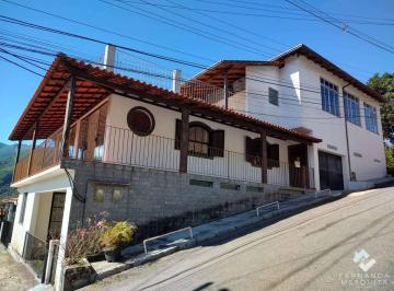 casa-nobre-510m-5-qts-4-vagas-aceita-caixa-petropo1258093.jpeg · Espaçosa Casa em 3 Pavimentos com 510m², 5+ Quartos, Salão de 40m² e 4 Vagas Cobertas em Área Nobre 