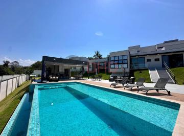 Casa · 2103m² · 4 Quartos · 6 Vagas · Descubra o refúgio perfeito no Condomínio Village Castelo!