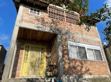 Casa · 98m² · 3 Quartos · 5 Vagas · Casa com 3 quartos, suíte e 5 vagas no bairro Santo Antônio.