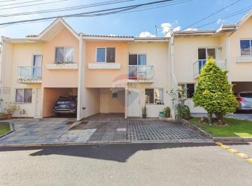 Casa · 121m² · 3 Quartos · 2 Vagas · Sobrado à venda com três dormitórios no bairro Uberaba, Curitiba / Paraná.