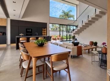 Casa · 331m² · 3 Quartos · 4 Vagas · Condomínio Reserva da Serra - Casa com 3 suítes e fundo para a mata à venda no Reserva da Serra – Ju
