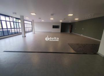 Comercial · 600m² · 5 Quartos · 8 Vagas · Casa comercial disponível para locação no bairro Tabajaras em Uberlândia-MG