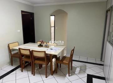 Apartamento · 109m² · 3 Quartos · 1 Vaga · Apartamento com 3 quartos sendo 1 suíte disponível para venda no bairro Tabajaras em Uberlândia-MG