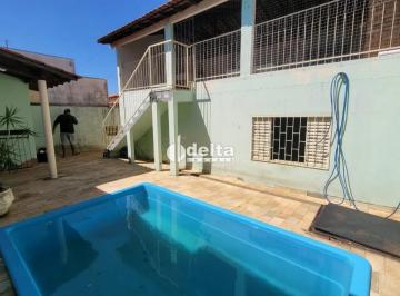 Casa · 245m² · 3 Quartos · 2 Vagas · Casa com 3 quartos sendo 1 suíte disponível para venda no bairro Santa Luzia em Uberlândia-MG