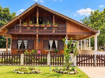 Casa · 241m² · 3 Quartos · Casa à venda com 3 quartos a 150m da praia, em Barra do Saí, ITAPOA - SC