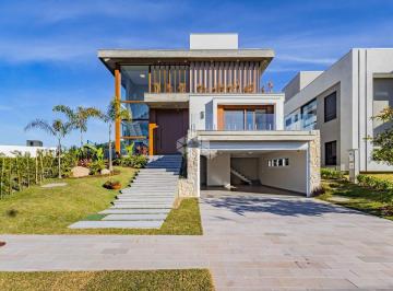 Casa · 400m² · 3 Quartos · 4 Vagas · Casa no maior estilo com 3 suítes sendo 1 suite e 4 vagas
