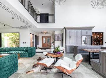 Apartamento de 4 quartos, Curitiba · Belíssima Casa ao lado do Parque Barigui
