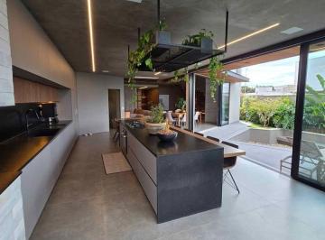 Casa de 4 quartos, Curitiba · Casa em Curitiba 4 Quartos 5 Banheiros 4 Vagas