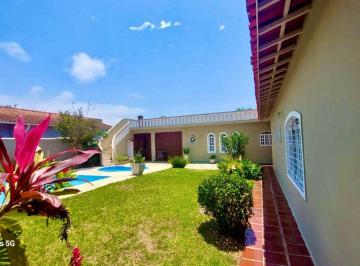 Casa de 4 quartos, Peruíbe · Casa a 700m do mar, com 4 quartos, piscina e área gourmet. Localizada em Peruíbe.