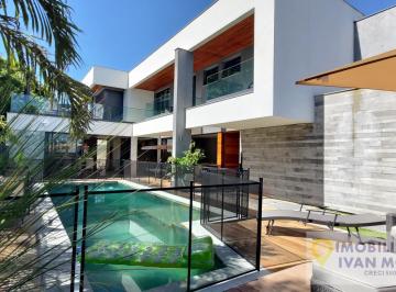 Casa · 3 Quartos · 2 Vagas · Casa com Piscina e Jacuzzi em Daniela - temporada