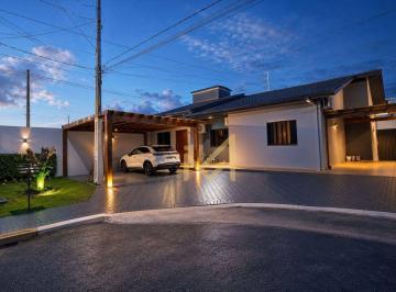 c0d35d0de25f491a00ffb0319b310403a701d260 · Casa térrea em condomínio, 1 suíte mais 3 quartos, ambientes amplos e integrados. Portaria 24 horas,