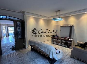 Casa · 195m² · 3 Quartos · 2 Vagas · Casa térrea com 195 m² no Jardim Independência, próxima à Av. Paschoal Innecchi