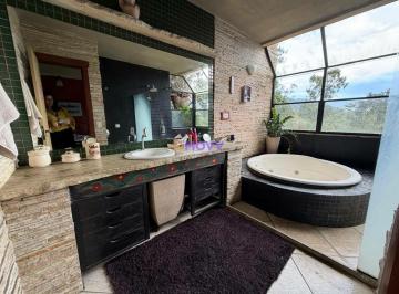 6a68fd07283f3cfe6f9b7de6c1405b22c0f3570a · Sua casa no bosque a poucos minutos de todo comércio