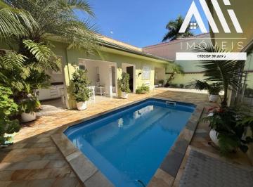 Casa · 170m² · 4 Quartos · 5 Vagas · Casa isolada, alto padrão com total de 4 dormitórios, mobiliada, com piscina, espaço gourmet, quinta