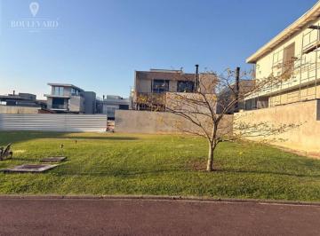 3c534c5112d7f92eccd467cd561e23f2f24cfb19 · Terreno à venda no Residencial Boulevard Versailles por R$ 1.400.000 - Uberaba - Curitiba/PR