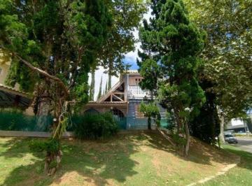 Casa · 245m² · 3 Quartos · 4 Vagas · Casa á venda com três suítes no Condomínio Bosques de Grevilea em Vinhedo.