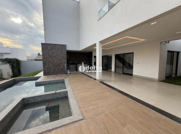 Casa · 500m² · 4 Quartos · 4 Vagas · Casa em condomínio com 3 suítes disponível para locação no bairro Morada da Colina em Uberlândia-MG