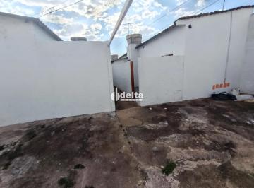 Casa · 90m² · 2 Quartos · 1 Vaga · Casa residencial com 2 quartos disponível para locação no bairro Segismundo Pereira em Uberlândia-MG
