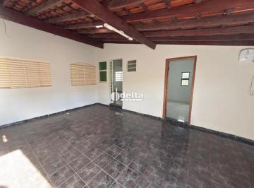 Casa · 240m² · 3 Quartos · 2 Vagas · Casa com 3 quartos sendo 1 suíte disponível para venda no bairro Segismundo Pereira em Uberlândia-MG