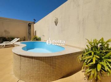 Casa · 400m² · 3 Quartos · 4 Vagas · Casa com 3 quartos sendo 2 suítes disponível para venda no bairro Jardim Karaíba em Uberlândia-MG.