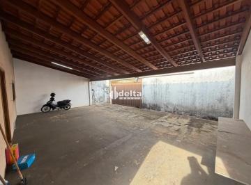 Casa · 300m² · 3 Quartos · 2 Vagas · Casa residencial com 3 quartos disponível para locação no bairro Granada em Uberlândia-MG