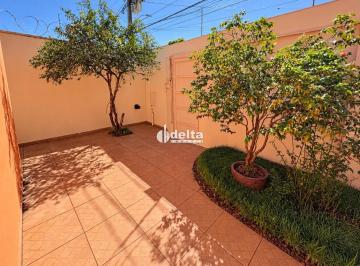 Casa · 128m² · 3 Quartos · 2 Vagas · Casa residencial com 3 quartos sendo 1 suíte disponível para locação no bairro Granada em Uberlândia