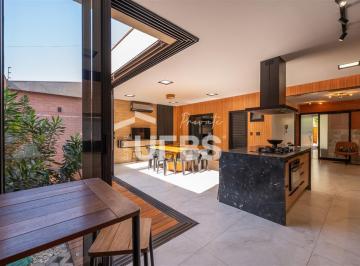 Casa · 130m² · 4 Quartos · 2 Vagas · Luxo e Design: Sobrado Exclusivo com 4 Quartos e Acabamentos Refinados em Santa Genoveva, Goiânia