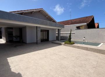 qhl3wto2ywiyzgu2njuxyjcy_md · CASA 3 QUARTOS, SENDO 3 SUÍTES, 4 VAGAS GARAGEM - JD IMPERADOR - PRAIA GRANDE/SP
