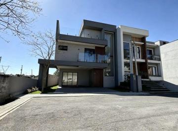 Casa de 3 quartos, Curitiba · Linda Residência em alto padrão de acabamento com 3 suítes uma delas com closet - Umbará - Ctba.