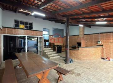 Casa · 276m² · 4 Quartos · 2 Vagas · Casa residencial para aluguel com 4 quartos e piscina em Itaúna/MG
