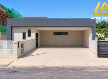 2231a4ee572ea63a0b4e6db7e9b4e460b85f7a96 · Casa à venda no Arujá Country Club com 3 suítes, piscina e 6 vagas