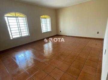 e6897e0b1dbcc6e771fcfdfc82701e9bff8e5f90 · Casa com 3 quartos, ampla, térrea, de esquina.
