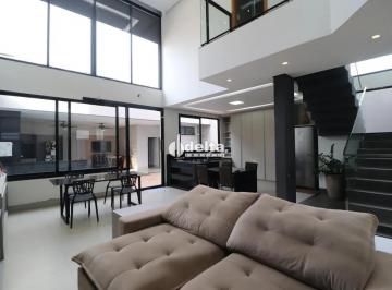 Casa · 250m² · 4 Quartos · 4 Vagas · Casa residencial com 4 quartos sendo 3 suítes disponível para locação no bairro Minas Gerais em Uber