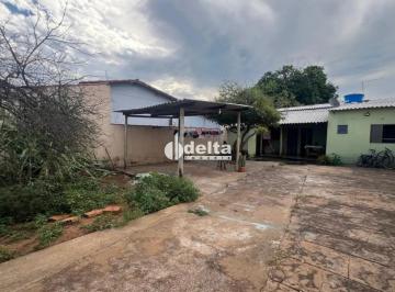 Casa · 240m² · 2 Quartos · 1 Vaga · Casa com 2 quartos disponível para venda no bairro Planalto em Uberlândia-MG