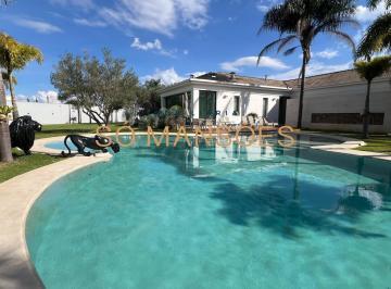 Casa · 1018m² · 4 Quartos · 6 Vagas · Casa em Terreno Privilegiado de 1.018 m² à Venda com 2 Suítes e Vista Panorâmica no Alphaville - Lag