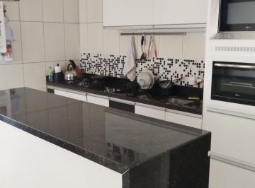 Cozinha ampla com móveis planejados inclusos, integrada à área social dos fundos. · Casa 3 Dorms com Piscina e Energia Solar na Vila Nova