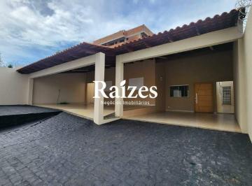 Casa · 250m² · 4 Quartos · 2 Vagas · Casa com 4 quartos sendo 1 suíte no Bairro Tibery em Uberlândia