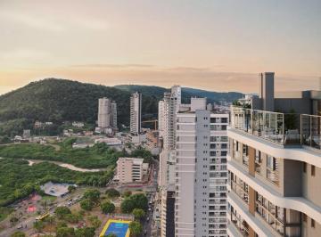 Vista do alto do Pátio Beira Rio para Itajaí · Cobertura duplex 296m² com piscina no Pátio Beira Rio, Fazenda