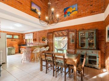 Casa · 135m² · 3 Quartos · Casa