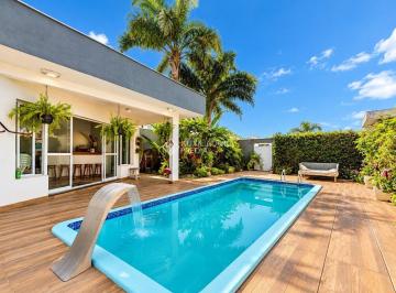 Casa · 400m² · 4 Quartos · 2 Vagas · Casa excepcional em Cacupé com piscina, amplo terraço e vista para o mar